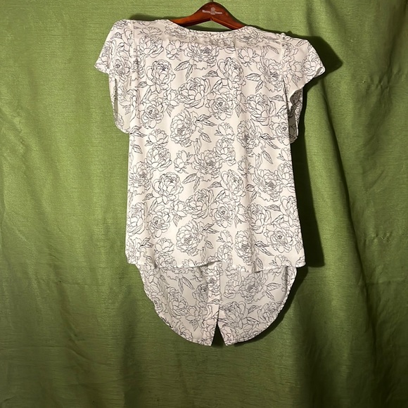 41 hawthorn button down back white rose print blouse, - Picture 1 of 5